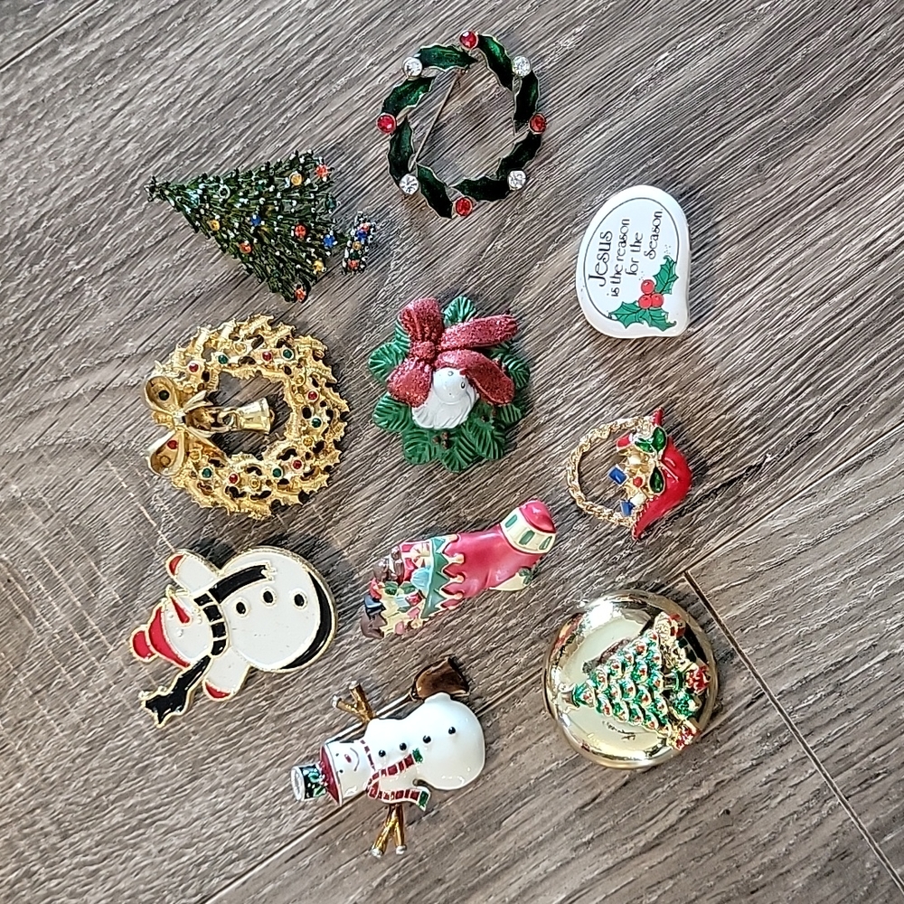 10 Vintage Christmas Brooches